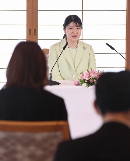 công chúa Aiko họp báo